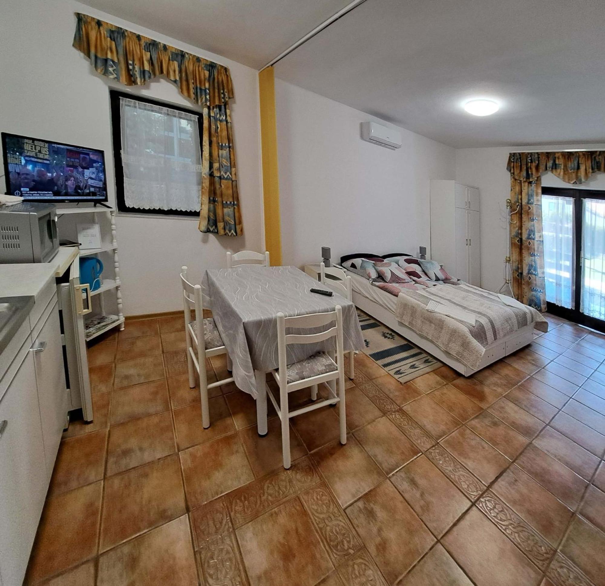 Istvan Apartmanok Keszthely Ngoại thất bức ảnh